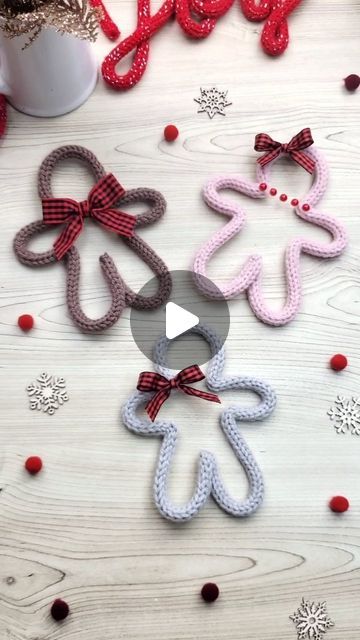 French Knitting Christmas Decorations, Wire Knitting Christmas, I Cord Christmas Ornaments, Knitted Wire Christmas Decorations, Christmas Knitted Decorations, Christmas Wire Crafts, I Cord Projects Ideas, I Cord Crafts, Knitted Wire Art Tutorial