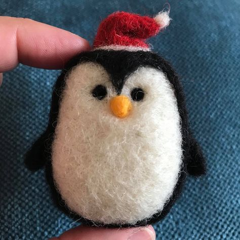 Winter Needle Felting Ideas, Needle Felted Xmas Ornaments, Felted Wool Crafts Christmas, Holiday Needle Felting, Felted Christmas Tree Ornaments, Easy Christmas Needle Felting Ideas, Felted Christmas Ornaments Diy, Christmas Felting Projects, Winter Needle Felting