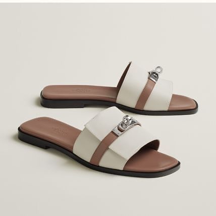 G I U L I A H E R M E S Sandal in calfskin with iconic palladium-plated Kelly buckle. A sleek design for a chic feminine look. Price: 4,000 Sizes: 38,39,40 Shoes Heels Classy, Shoe Wishlist, Hermes Shoes, Girly Shoes, Aesthetic Shoes, Black Leather Heels, Footwear Design Women, Office Style, Designer Sandals