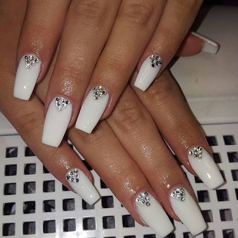 cool 40 Dazzling Ways to Style White Nails – Topnotch Nails Check more at http://newaylook.com/best-ways-to-style-white-nails/ Imbre Nails, Nail Jewels, Easy Nails, Nails Design With Rhinestones, White Acrylic Nails, White Nail Designs, Unique Acrylic Nails, Gem Nails, Diamond Nails