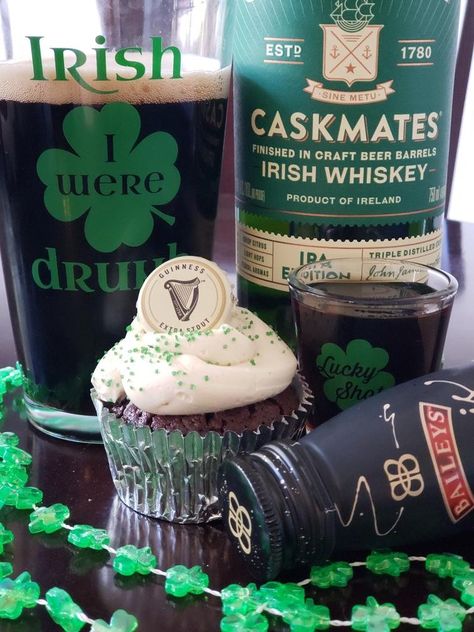 Irish Car bomb Cupcakes Bourbon Cupcakes, Caramel Bourbon, Irish Car Bomb Cupcakes, Irish Car Bomb, Irish Car, Devils Food Cake Mix Recipe, Cream Room, Car Bomb, Beer Barrel