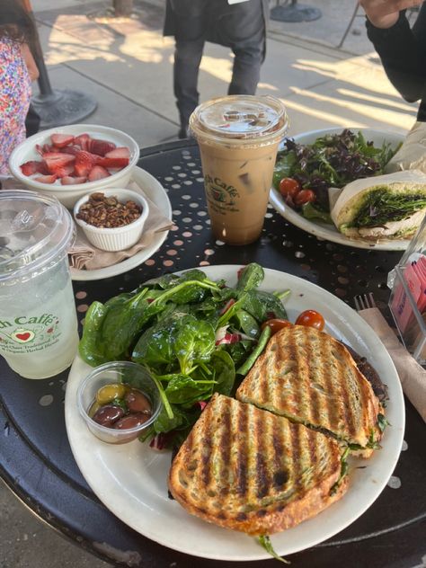 Essen, Cafe Dishes Ideas, Cafe Lunch Aesthetic, Los Angeles Cafe Aesthetic, Los Angeles Coffee Shop Aesthetic, California Cafe Aesthetic, Los Angeles Coffee Shops, Summer Cafe Aesthetic, Urth Cafe Aesthetic