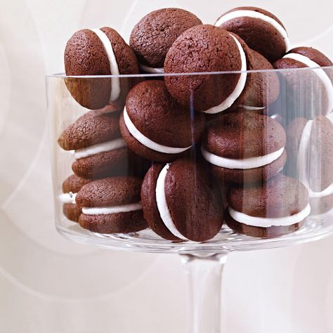 Mini whoopie pies Mini Whoopie Pies, Whoopie Pie Recipe, Chocolate Whoopie Pies, Whoopie Pie, American Desserts, Mini Bites, Best Sweets, Whoopie Pies, Baking Cupcakes