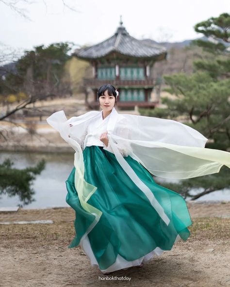 Colorful Clothes, Korean Traditional Dress, Korean Hanbok, Korean Traditional, Traditional Dress, Modern Outfits, Colourful Outfits, Traditional Dresses, Forest Green