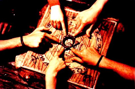 La Tavola Ouija, semplice gioco o strumento esoterico? Summoning Spells, Ouija Board, Womens Fashion For Work, Portal, Quick Saves, Fulda