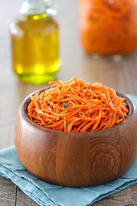 Russian Carrot Salad - Koreiskaya Morkovka - Olga's Flavor Factory Traditional Russian Food Soups, Ukrainian Carrot Salad, Russian Carrot Salad, Russian Side Dishes, Russian Appetizers, Moldovan Food, Russian Salads, Salad Korean, Interesting Salads