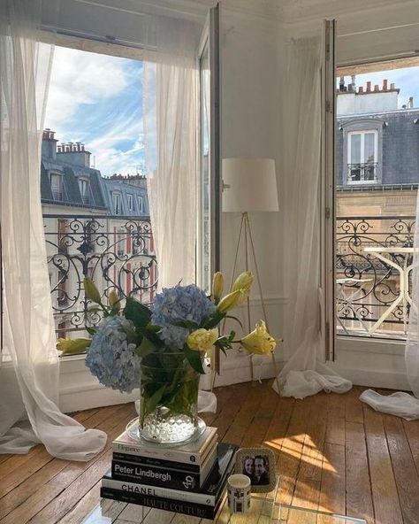 stella 🕊️ в X: «paris just outside your window https://t.co/S5rf0p8e2F» / X Paris Apartment Aesthetic, Parisian Apartment Aesthetic, Paris Apartment Interiors, Apartments Aesthetic, Apartment Paris, Paris Flat, Girl Apartment, Townhouse Interior, Parisian Interior