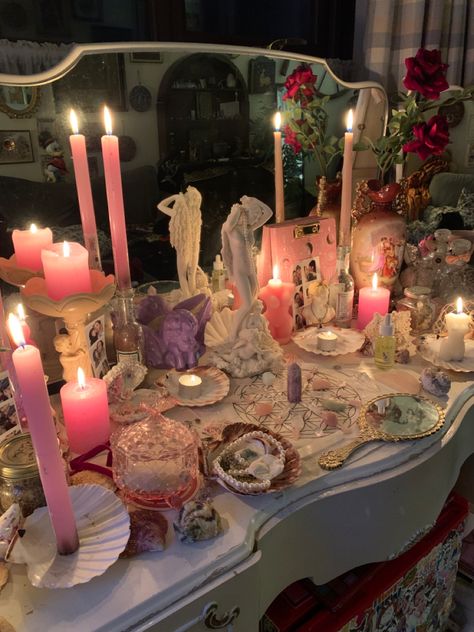 Venus Room Aesthetic, Love Altar Aesthetic, Simple Princess Room Aesthetic, Aphrodite Aesthetic Bathroom, Goddess Alter Ideas, Girly Witchy Aesthetic, Aphrodite Goddess Altar, Cute Altar Ideas, Venus Altar Ideas