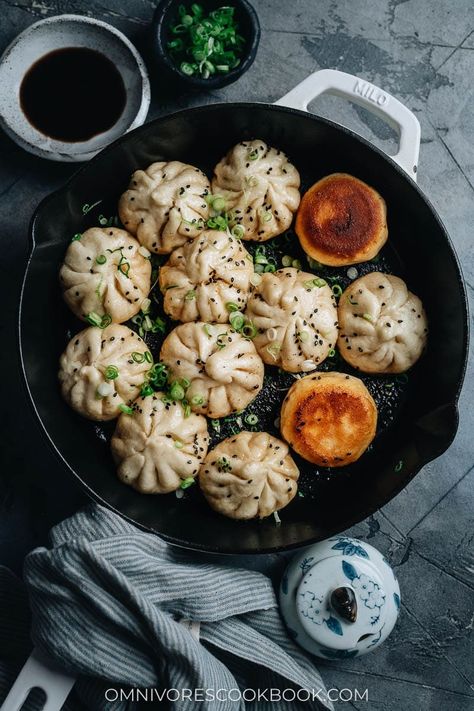 Try this recipe for sheng jian bao (Shanghai pan fried buns) - super juicy and incredibly flavorful pork stuffed into a fluffy yet crispy pan-fried wrapper that satisfies on every level. Pan Fried Buns, Sheng Jian Bao, Fried Buns, Pan Fried Dumplings, Chinese Dumplings, Organic Snacks, Pork Buns, Easy Chinese Recipes, Bun Recipe