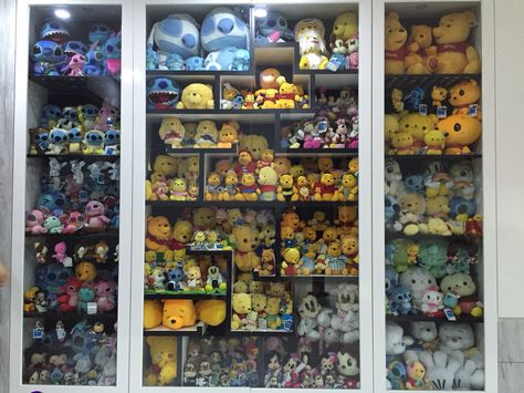 Display Stuffed Animals, Stuffed Animal Displays, Plush Storage, Storing Stuffed Animals, Toy Room Organization, Costume Accessories Diy, Room Vibes, 300 Piece Puzzles, Holiday Puzzle