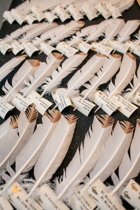 Natal, White Feather Wedding Decor, Feather Theme Wedding, Feather Decorations Wedding, Feather Decor Wedding, Feather Wedding Decor, Hot Sauce Wedding Favors, Gatsby Wedding Theme, Gatsby Theme