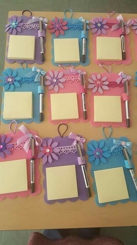 Ideas Para Mama Manualidades, Back To School Crafts To Sell, Clipboard Crafts, Bloc Note, Souvenir Ideas, Teachers Day Card, Convention Gifts, Pioneer Gifts, Diy Picture Frames