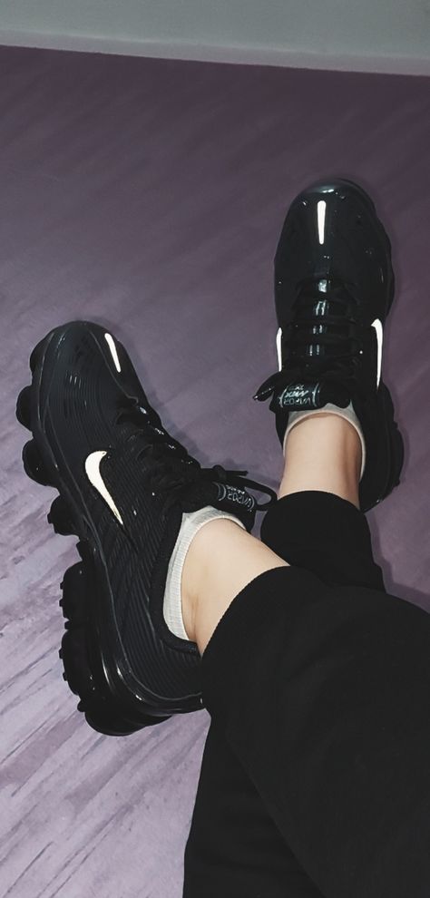 Black Nike Vapormax Women Outfit Ideas, Vapormax Plus Outfit Women, Vapormax Nike Outfit Women, Black Vapormax Shoes, Nike Vapormax Women Outfit Ideas, Vapormax Outfit Women, Vapor Max Nike Women, Vapor Max Outfit, Nike Vapormax Plus Women