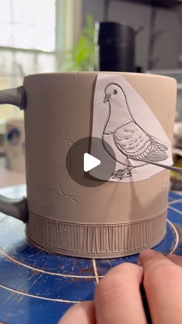 Printing On Pottery, Handmade Ceramic Gifts, Handmade Pottery Ideas Inspiration, Pottery Projects For Kids, Drawing On Pottery, Drawing On Clay, Small Pottery Ideas, Lera Inspiration, Pottery Coloring