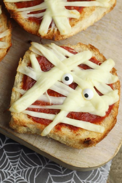 Halloween Food For Party Savoury, Funny Halloween Food, Halloween Savoury Snacks, Halloween Baking Savoury, Mummy Pizza Halloween, Halloween Food Easy Simple, Halloween Meal Recipes, Savoury Halloween Party Food, Spooky Lunch