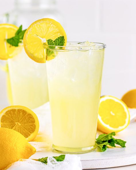 Simple Lemonade Fresco, Classic Lemonade Recipe, Rosemary Lemonade, Easy Lemonade Recipe, How To Make Lemonade, Best Non Alcoholic Drinks, Frozen Strawberry Lemonade, Brazilian Lemonade, Bread Booze Bacon