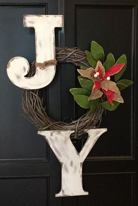 Joy Wreath...these are the BEST DIY Christmas Wreath Ideas! Grapevine Christmas, Christmas Door Decoration, Diy Christmas Wreath, Joy Wreath, Holiday Wreaths Christmas, Porte Decorate, Tutorials Diy, Wreaths Diy, Easy Christmas Crafts