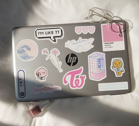 Aesthetic Electronics, Macbook Case Stickers, Laptop Ideas, Computer Aesthetic, Laptop Case Stickers, Laptop Decoration, Laptop Design, School Computers, Pink Laptop