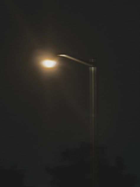 Street Lamp At Night Aesthetic, Dark Lamp Aesthetic, Street Lights Aesthetic Night, Night Street Lamp Wallpaper, Street Light Reference, Streetlight Wallpapers, Night Street Lights Aesthetic, Sylvia Aesthetic, Street Lamp Wallpaper