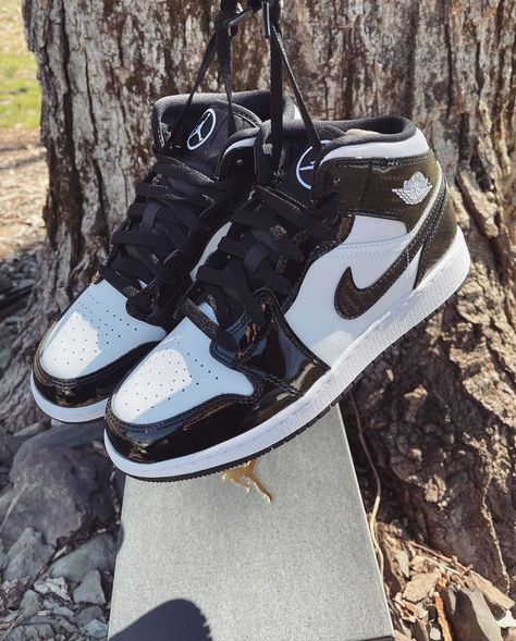 Air Jordan 1 Panda, Panda Jordan 1 Black White,Air Jordan 1 Outfit Panda Panda Shoes, Air Jordan 1 Outfit, Jordan Shoes Girls, Jordan Shoes Retro, Buy Jordans, Sneaker Lovers, Cute Nike Shoes, Cute Nikes, Jordan 1 High