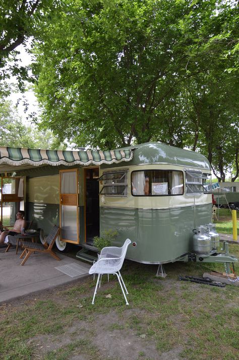 Vintage Caravan Exterior, Trailers Vintage, Retro Trailers, Camping Trailer Diy, Vintage Camper Remodel, Caravan Renovation, Retro Caravan, Vintage Rv, Vintage Campers Trailers