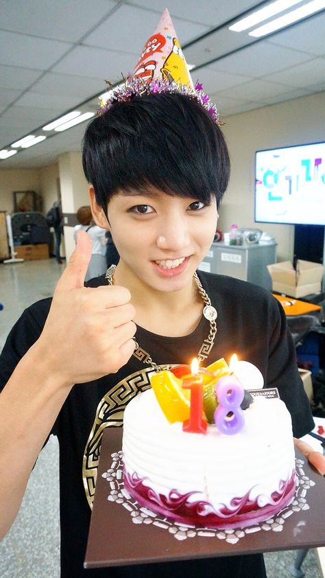 Jungkook 2014, Bts Cake, جوني ديب, Bts Happy Birthday, Bts Predebut, Bts Jungkook Birthday, Bts Birthdays, Jungkook Selca, Jimin Jungkook