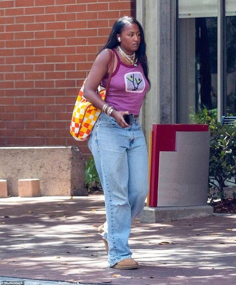 sasha obama street style Sasha Obama Style, Obama Daughter, Sasha Obama, Earthy Outfits, Vintage Black Glamour, Thrifted Outfits, Black Femininity, Streetwear Fashion Women, Outfit Inspo Fall