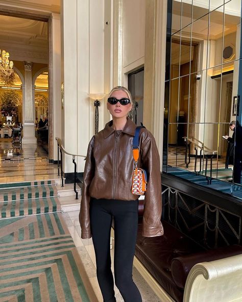 Blazer Cool Outfits, Hailey Rhode Baldwin, Winter Ootd, Fashion Capsule Wardrobe, Scandinavian Fashion, Fashion Capsule, Winter Fits, Sarah Jessica Parker, Brown Leather Jacket