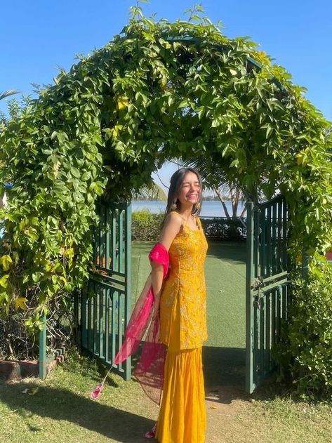 Haldi Outfit For Girl, Halfi Outfit For Girl, Photography Poses In Sharara, Modest Haldi Outfits, Haldi Outfits Aesthetic, Sharara Pic Pose, Indian Outfit Poses Ideas, Haldi Inspo Outfit, Sharara Aesthetic Pics