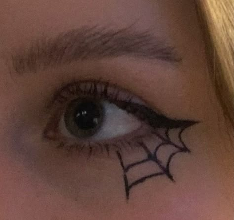 arachne aesthetic Simple Spiderman Makeup, Eyeliner Halloween Makeup Easy, Aesthetic Witch Makeup, Helovin Make Up, Spiderweb Makeup Easy, Halloween Easy Eyeliner, Aesthetic Halloween Makeup Easy, Eyeliner Styles Halloween, Halloween Eyeliner Simple