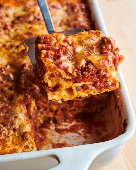 Martha Stewart's lasagna with meat sauce sliced out on spatula. Ultimate Lasagna Recipe, Casseroles Easy, Worlds Best Lasagna, Classic Lasagna Recipe, Turkey Lasagna, Italian Lasagna, Homemade Meat Sauce, Best Lasagna, Best Lasagna Recipe