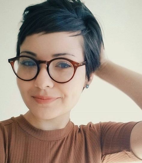 Pixie Hair on Instagram: “@anapaduin” Pixie Cut Round Face, Pixie Haircut For Round Faces, Girls Short Haircuts, Cute Short Haircuts, Short Hair Styles For Round Faces, Very Short Hair, Girl Haircuts, Short Pixie Haircuts, Short Pixie Cut