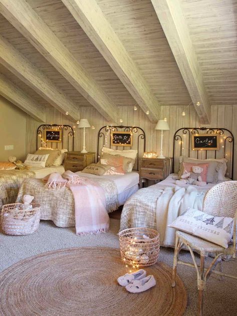 Cozy cabin getaway in the mountains of Spain decorated for Christmas Triplets Bedroom, Three Beds, Sister Bedroom, Shared Girls Room, Sister Room, Kids Shared Bedroom, Shared Girls Bedroom, Fantasy Bedroom, Bunk Rooms