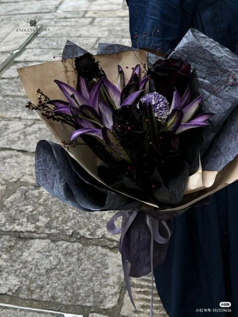 Goth Flower Bouquet, Gothic Flowers, Goth Garden, Fancy Flowers, Boquette Flowers, Bee Sting, Dark Flowers, Nothing But Flowers, Flower Therapy