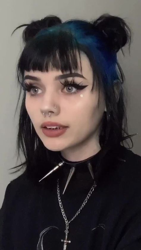 HAIR INSPO BLACK HARI BLUE ROOTS Hair Styles Goth, Dyed Roots On Black Hair, Goth Haircut, Xowie Jones, Blue Roots, Short Grunge Hair, Goth Hair, Alternative Makeup, Alternative Hair