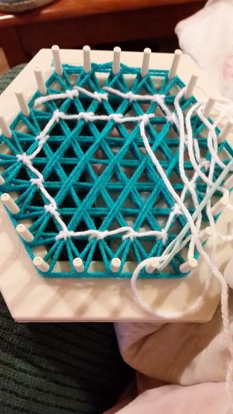 Time For Change: Hexagonal Lap Loom...say what? Love And Money Looms, Hexagon Loom Weaving, Lap Loom Weaving Projects, Loomed Potholders, Lap Loom, Loom Flowers, Pin Weaving, Pin Loom, Basket Weaving Diy