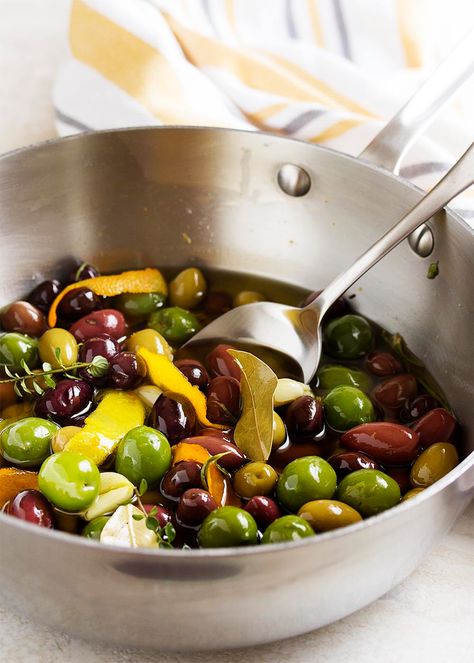 Marinated Olives Recipe, Italian Appetizers Easy, Keto Appetizers, Entertaining Food, Marinated Olives, Olive Recipes, Appetizer Trays, Italian Appetizers, Party Appetizers Easy