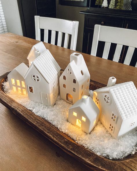 Lit up white ceramic houses in the snow in a dough bowl Natal, Winter Bread Bowl Decor, Christmas Village Set Up Ideas Small, Wooden Bowl Christmas Decor, Christmas Dough Bowls, Christmas Dough Bowl Decorating Ideas, Style A Dough Bowl, Bowl Styling, Christmas Supper