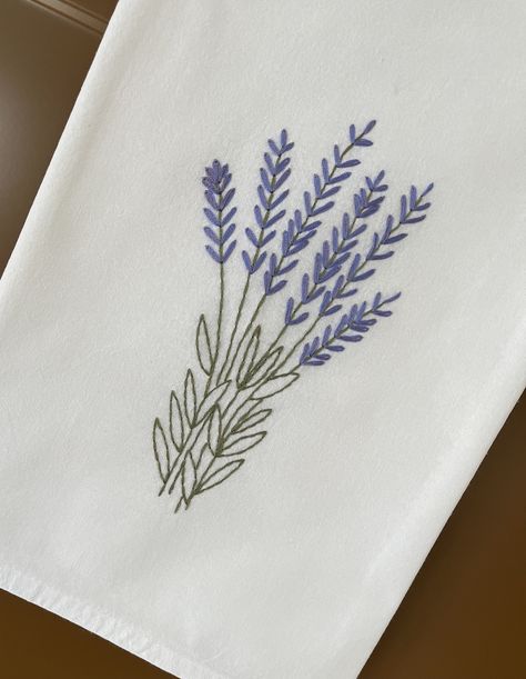 Embroidery Hand Towels Ideas, Embroider Tea Towels Diy, Embroider Dish Towels Diy, Hand Embroidery On Towels, Embroidery Designs Tea Towels, Embroidery On Tea Towels, Vintage Tea Towels Embroidery, Flour Sack Towels Embroidery, Embroidered Dish Towels Flour Sacks