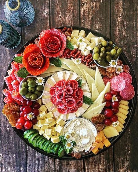 Cheese Board Appetizers, Table Charcuterie Board, Table Charcuterie, Christmas Tree Cheese, Meat Cheese Platters, Charcuterie Board Meats, Dark Outside, Appetizers Table, Meat Platter