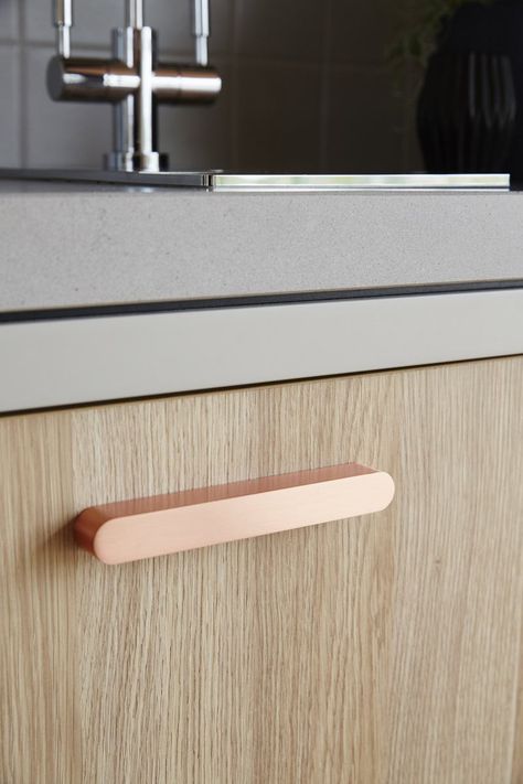 Rose Gold Kitchen, House Renovation Ideas, Kitchen Door Handles, Creative Interior Design, Creative Interior, Gold Kitchen, Kitchen Door, House Renovation, Residential Design