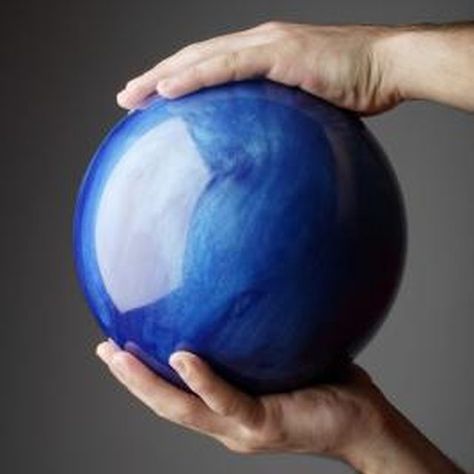 Cover a bowling ball with glass to create a piece of garden art Bowling Ball Crafts, Bowling Ball Garden, Mosaic Bowling Ball, Bowling Ball Yard Art, Bowling Ball Art, Garden Globes, Garden Balls, Bowling Balls, Yard Ornaments