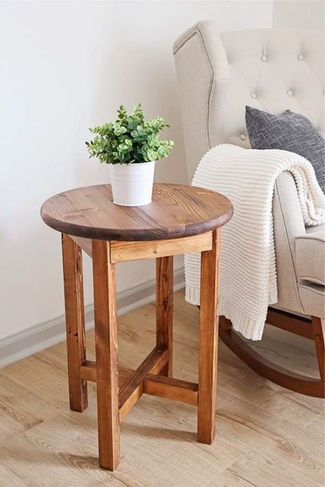 Do you have some free time and want to build your own DIY side table to save some money!? These super helpful tutorials and examples will give you the inspiration you need to get started! #diy #diyfurniture #sidetable #diyideas #diyproject Diy Accent Table, Diy End Table, End Table Plans, Side Table Round, Diy Side Table, Diy End Tables, Modern End Tables, Table Round, Household Furniture