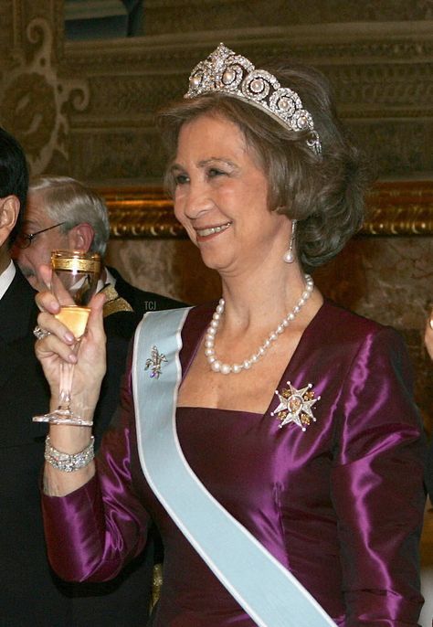 Purple Evening Gown, White Sash, Queen Sofía Of Spain, Floral Tiara, Pearl Tiara, Royal Tiaras, Spanish Royal Family, Emerald Necklace, Queen Letizia