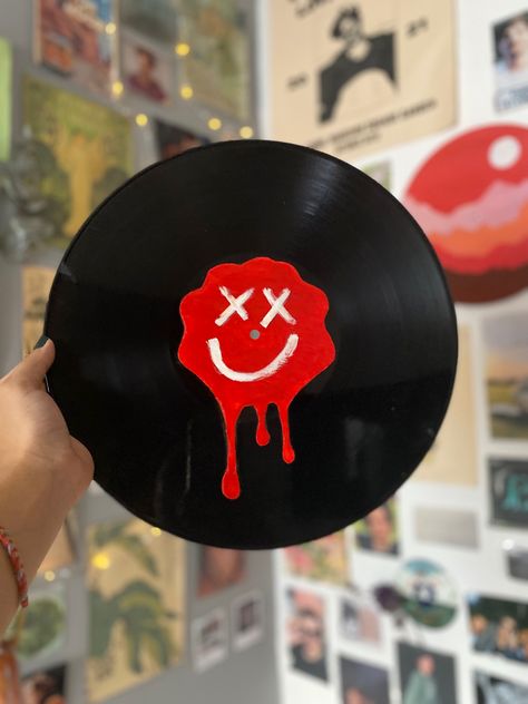 Louis Tomlinson Smiley Face, Vinyl Record Art Ideas, Vinyl Paintings, Record Painting, Vinyl Painted, Diy Pottery Painting, Vinyl Record Art, Cd Art, Record Art