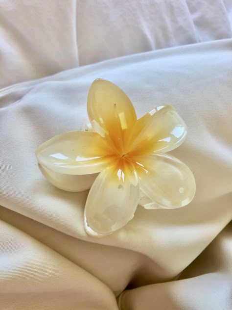 Hair clip,aesthetic flower yellow, summer vibe! Beige color around Flower Claw Clip, Hawaiian Flower, New Flower, Hair Tips Video, Clip Hairstyles, Tropical Colors, Hawaiian Flowers, African Clothing Styles, روتين العناية بالبشرة