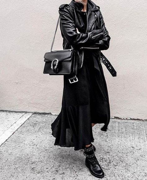 Minimal Street style fashion #minimalstyle #fashion #womensfashion #streetstyle #ootd #style / Pinterest: @fromluxewithlove Outfit Nero, All Black Outfits For Women, All Black Outfits, Black And White Outfit, Woman In Black, Outfits To Copy, Black Outfits, Mode Casual, Looks Black