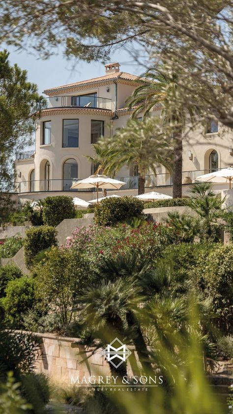 Set in 10 027m² of landscaped grounds, this exceptional belle époque style property of approx. 3 000m² enjoys a dominant view over the Bay of Cannes and the Lérins Islands. Ideal for an unforgettable stay or for a reception. Bicycle Garage, Library Living Room, Fitness Room, Games Room, Cinema Room, Family Kitchen, Living Room With Fireplace, Outdoor Bar, Guest Suite