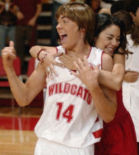 Basketball Relationship Goals, Gabriella High School Musical, Movie Duos, Zac And Vanessa, Hig School, Troy And Gabriella, Zac Efron And Vanessa, Wildcats High School Musical, High School Musical 2