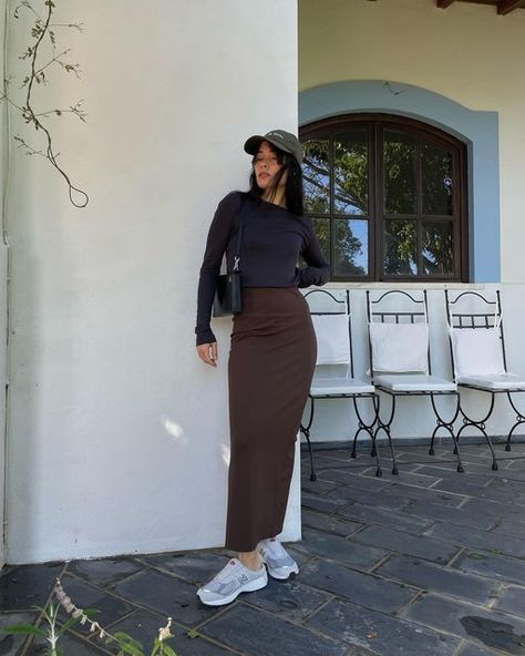 DESIREE KASTULL on Instagram: "a long tube skirt and a fitted top is my favorite fit rn - so easy to up and down dress 🦋 #outfitoftheday #90soutfit #y2kstyle #90svibes" Long Tube Skirt Outfit, Long Tube Dress Outfit, Brown Long Skirt Outfit, Long Brown Skirt Outfit, Brown Maxi Skirt Outfit, Tube Skirt Outfit, Up And Down Dress, Long Pencil Skirt Outfits, Salon Fits